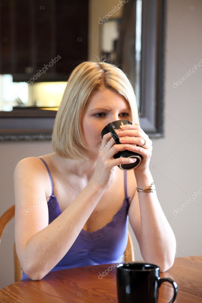 Блондинка обожает кофе с спермой