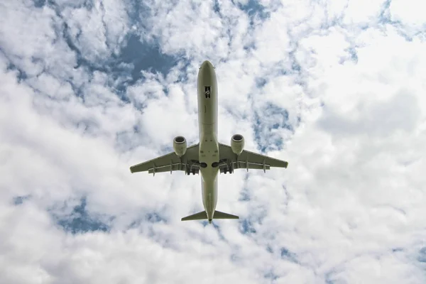 Αεροπλάνο τον μπλε ουρανό — Φωτογραφία Αρχείου