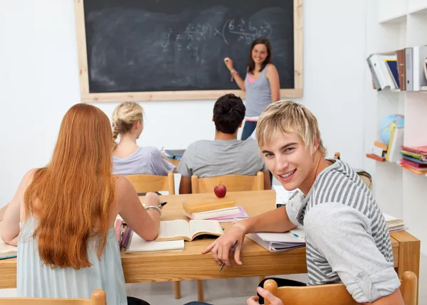 Teenager che studiano insieme in una classe — Foto Stock