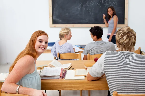 Jugendliche lernen gemeinsam in einer Klasse — Stockfoto