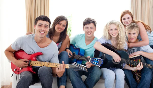 Grupo de adolescentes tocando guitarra em casa — Fotografia de Stock