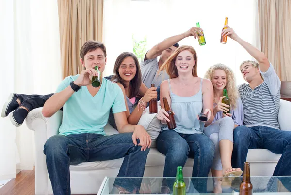 Amici che bevono birra a casa — Foto Stock