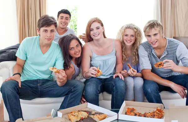 Adolescenti, jíst pizzu doma — Stock fotografie