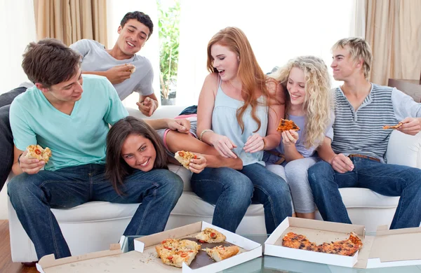 Adolescenti, jíst pizzu doma — Stock fotografie