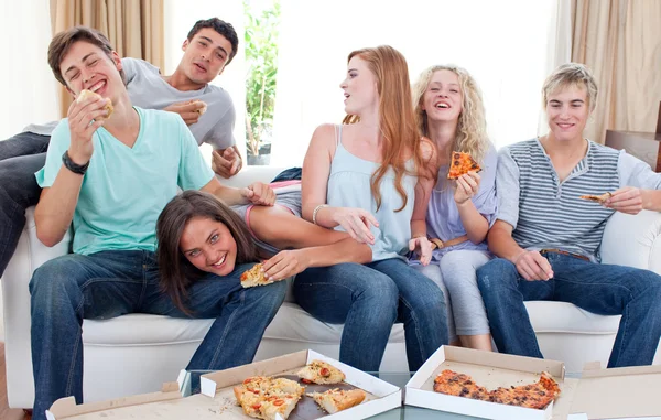 Jugendliche essen zu Hause Pizza — Stockfoto