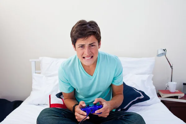 Tonåring spelar TV-spel i sitt sovrum — Stockfoto