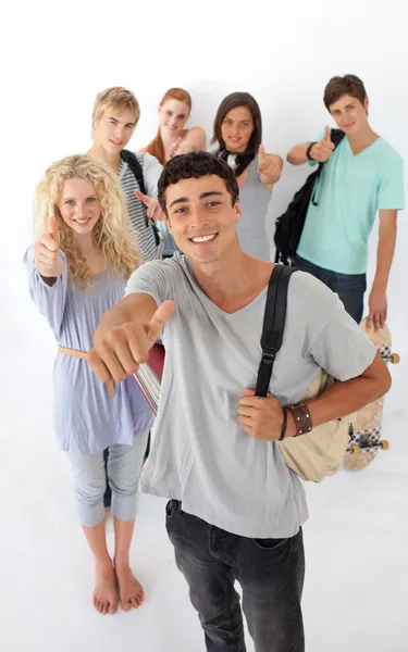 Tieners doorlopen van de middelbare school — Stockfoto