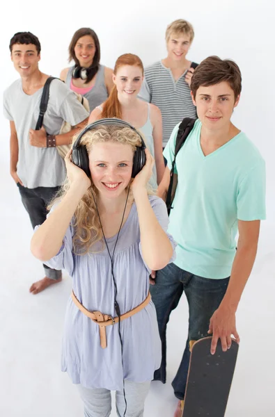 Glückliche Teenager, die in die Kamera lächeln — Stockfoto