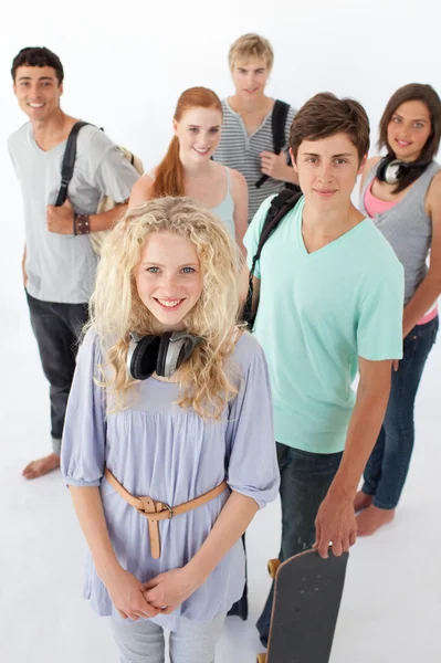 Happy teenagers smiling at the camera with bags — Stock Photo, Image