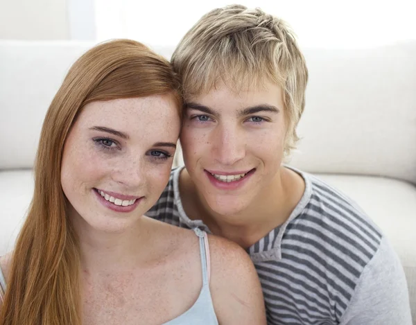 Leuk paar glimlachen naar de camera — Stockfoto