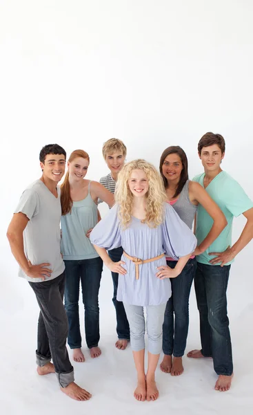 Grupo de amigos de pé contra fundo branco com copy-spa — Fotografia de Stock