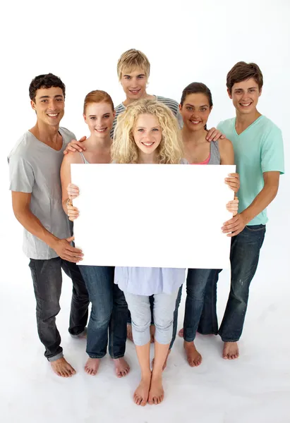 Grupo de adolescentes segurando um cartão em branco — Fotografia de Stock