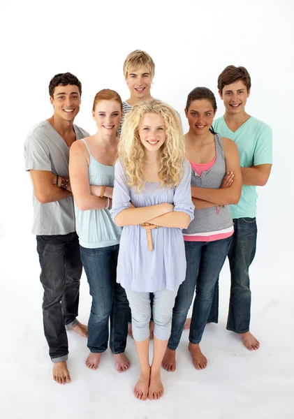 Des adolescents confiants debout devant la caméra — Photo
