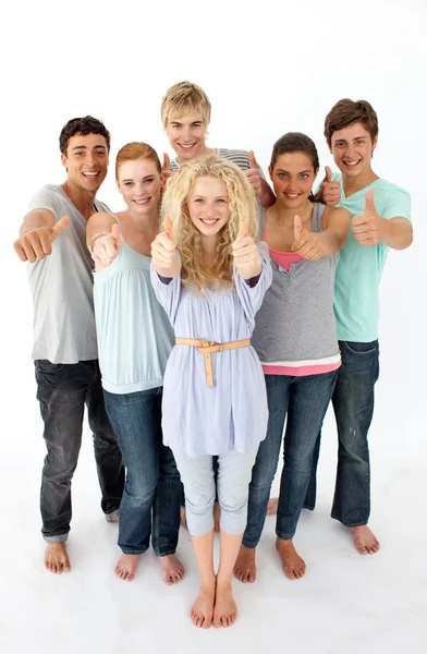 Группа подростков, стоящих перед камерой с большими пальцами у — стоковое фото