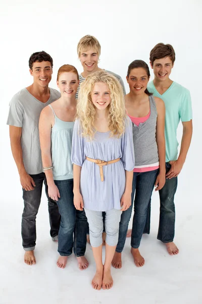Groep tieners permanent voor de camera — Stockfoto