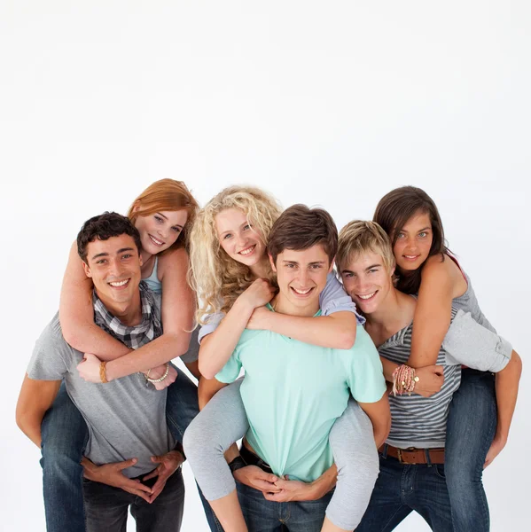 Подростки катают своих друзей на спине — стоковое фото