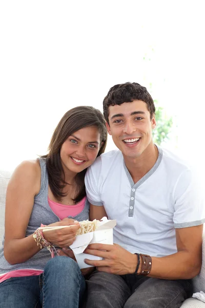 Casal de adolescentes comendo macarrão com espaço de cópia — Fotografia de Stock