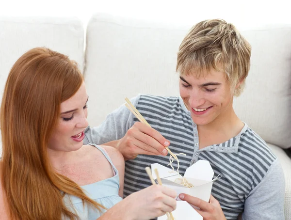 Couple of teenagers eating pasta — Stock Photo, Image