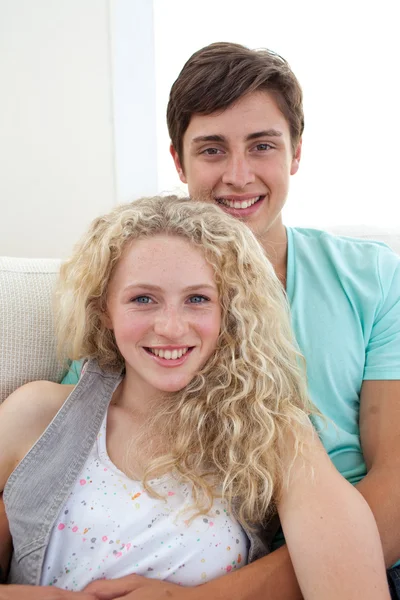 Retrato de adolescentes casal sentado no sofá — Fotografia de Stock