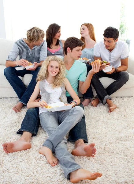 Teenageři jíst hamburgery a hranolky — Stock fotografie