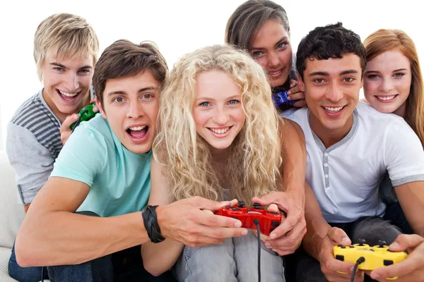 Videojátékok a nappaliban tizenévesek portréja — Stock Fotó