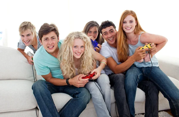 Подростки играют в видеоигры дома — стоковое фото
