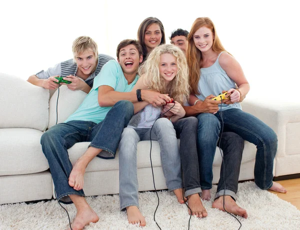 Teenagers playing video games at home — Stock Photo, Image
