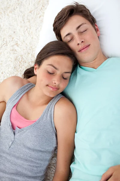 Teen lovers lying on the floor — Stock Photo, Image