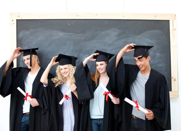 Grupp tonåringar firar efter examen — Stockfoto
