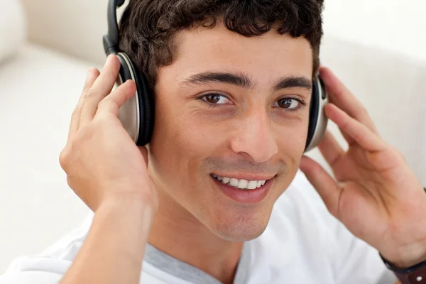 Tonåring kille lyssnar på musik — Stockfoto