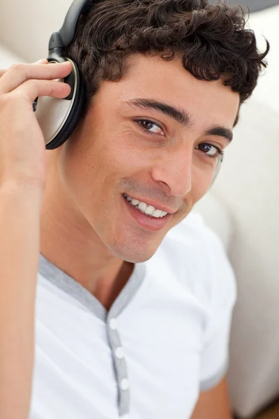 Porträtt av teen kille lyssnar på musik — Stockfoto