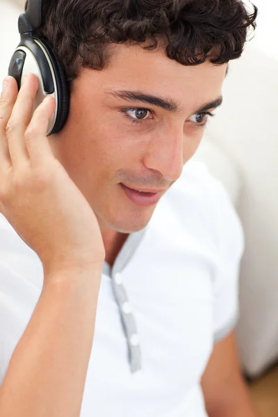 Adolescente cara ouvindo música — Fotografia de Stock