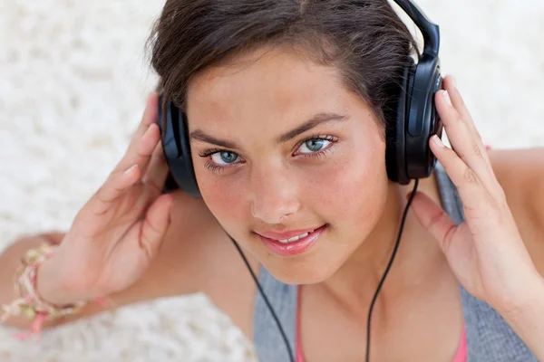 Tonåring flicka lyssnar på musik — Stockfoto