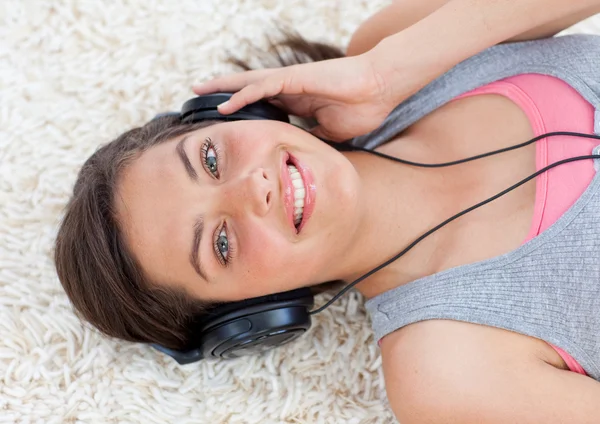 Hermosa chica adolescente escuchando música —  Fotos de Stock