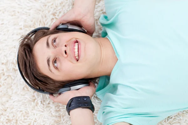 音楽を聴く 10 代の男 — ストック写真