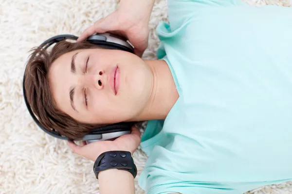 Парень-подросток слушает музыку — стоковое фото