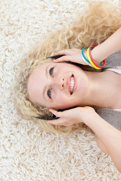 Vacker teen flicka lyssna på musik — Stockfoto