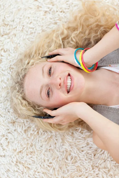 Tonåring flicka lyssnar på musik — Stockfoto