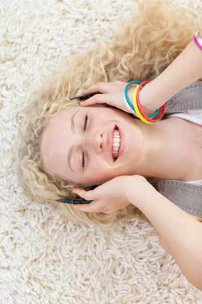 Высокий угол зрения девочки-подростка, слушающей музыку — стоковое фото
