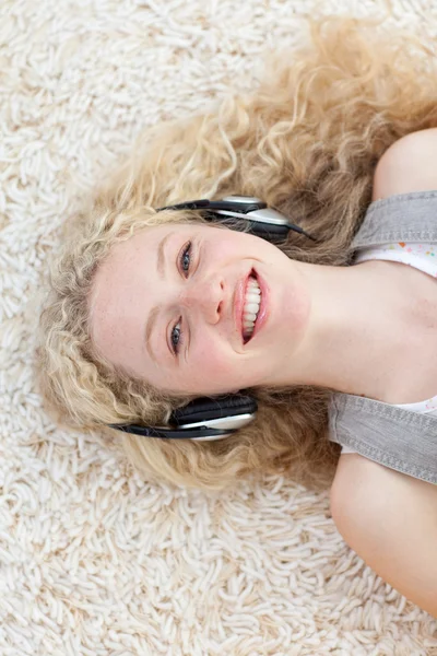 Müzik dinleyen genç kız. — Stok fotoğraf