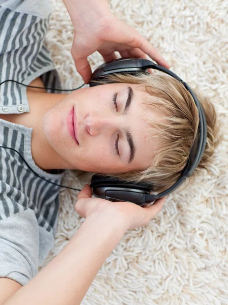 Retrato de adolescente cara ouvindo música — Fotografia de Stock