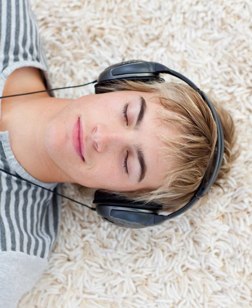 Парень-подросток слушает музыку — стоковое фото