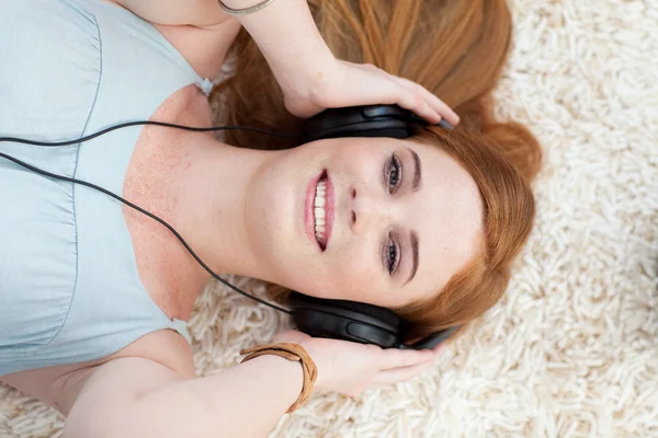 音楽を聴くの十代の少女の高角 — ストック写真