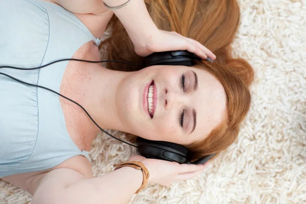 Müzik dinleyen genç kız. — Stok fotoğraf