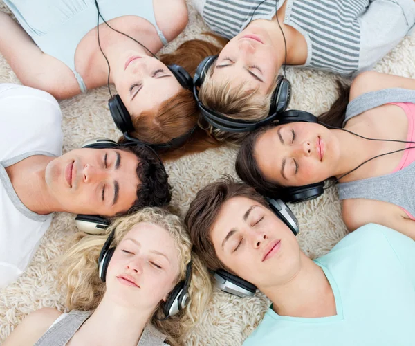 Grupo de adolescentes escuchando música — Foto de Stock