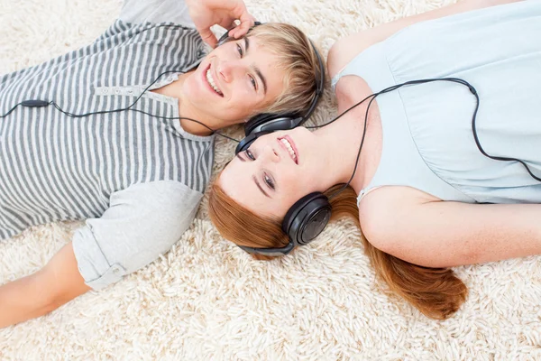 Couple d'adolescents écoutant de la musique — Photo