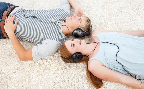 Paar van tieners luisteren naar muziek — Stockfoto