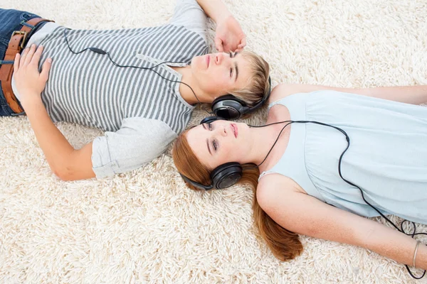 Hög vinkel av par tonåringar lyssnar på musik — Stockfoto