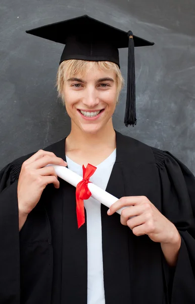 Porträtt av teen kille firar examen — Stockfoto