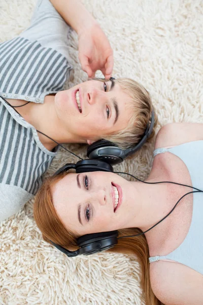 Hoge hoek van paar van tieners luisteren naar muziek — Stockfoto